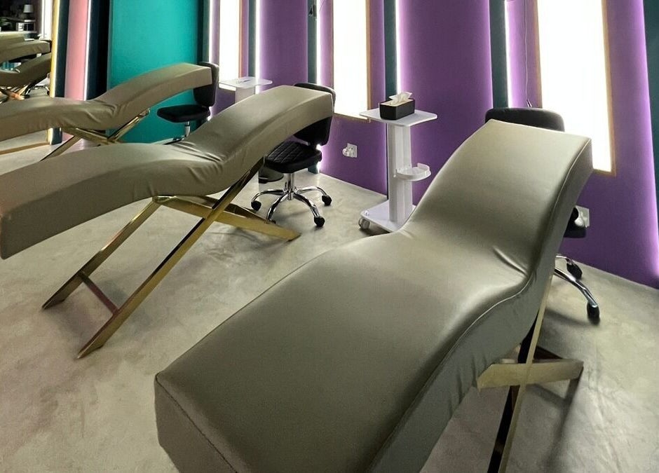 Chic interior of the relaxation room at Southeast Studio Bali, Bali, ID with modern massage tables and jazzy lighting.