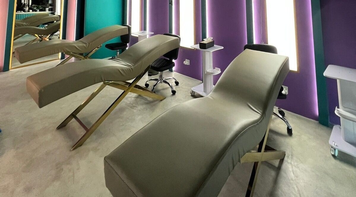 Chic interior of the relaxation room at Southeast Studio Bali, Bali, ID with modern massage tables and jazzy lighting.