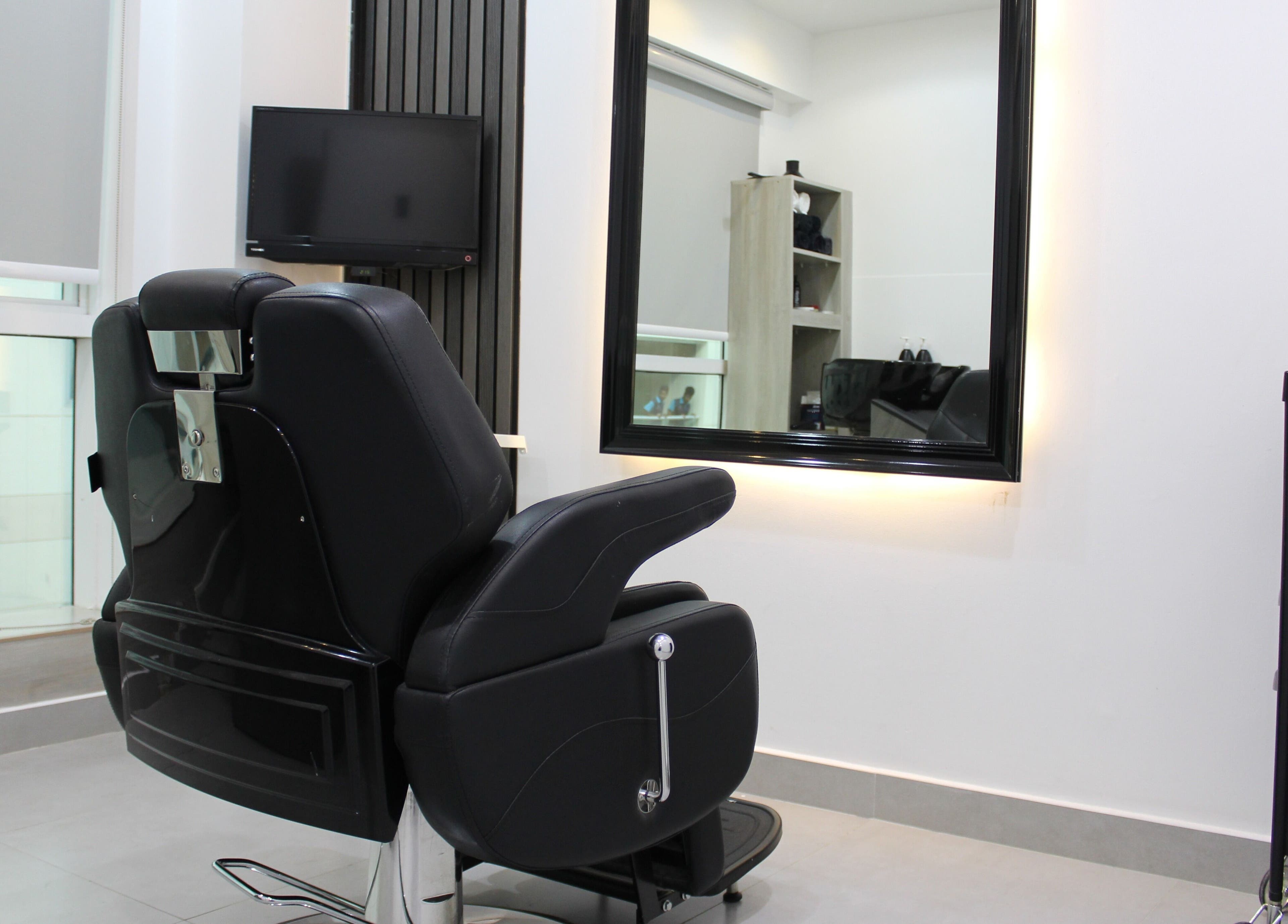 Modern salon chair and mirror at New Images, Dubai, 127825, AE, offering elegant beauty services.