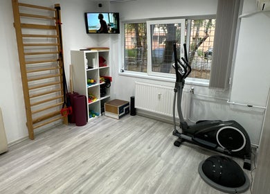 Echipamente de wellness la KINEXIS MEDICAL, București, București, RO, pentru exerciții și terapie.