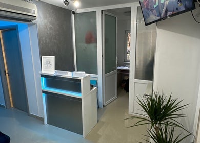 Recepție modernă la KINEXIS MEDICAL, București, București, RO, cu lumini albastre și decor minimalist.