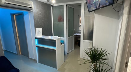 Recepție modernă la KINEXIS MEDICAL, București, București, RO, cu lumini albastre și decor minimalist.