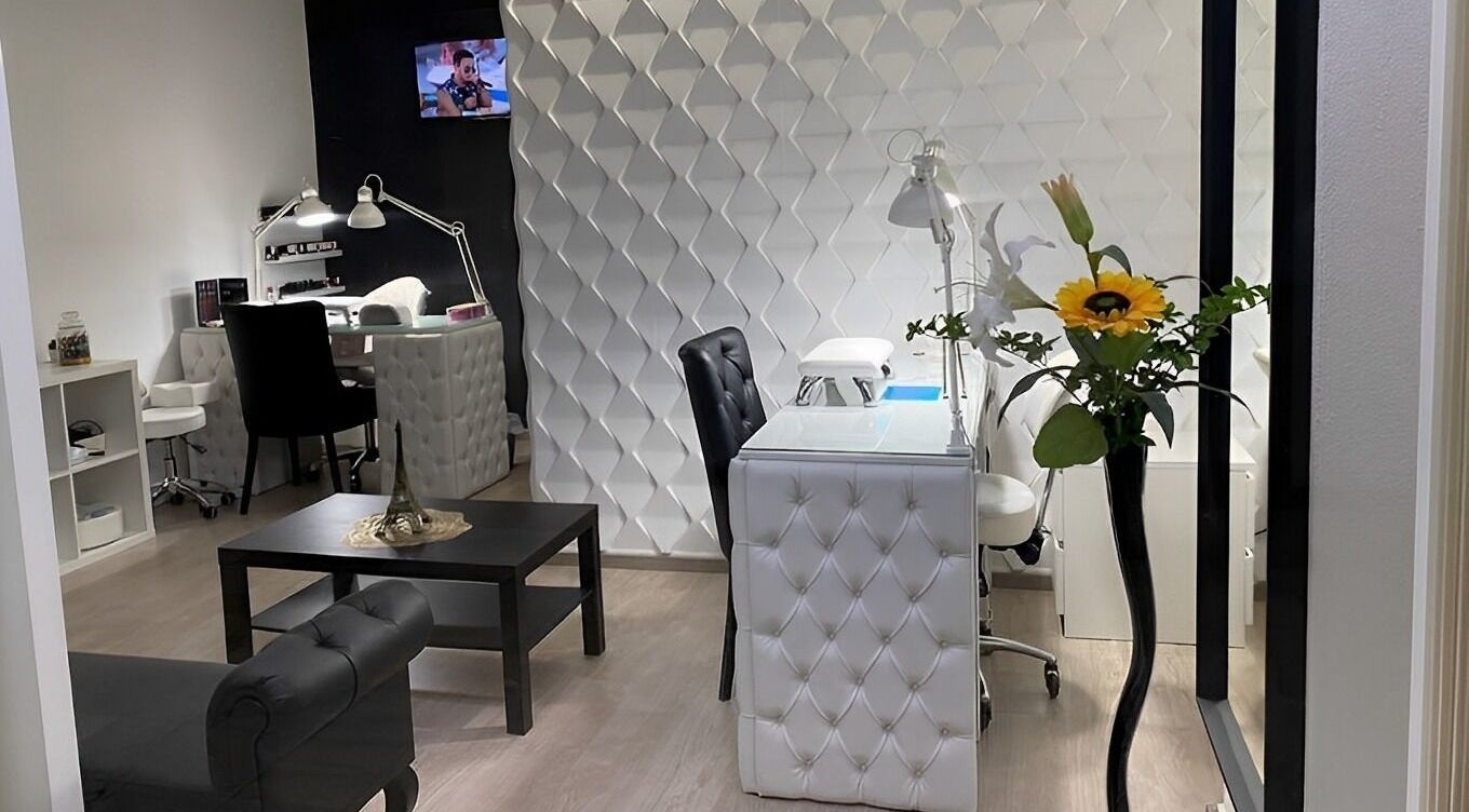 Interior elegante de Di Castro Nails e Estética em São João Da Madeira, Aveiro, PT, com decoração moderna.