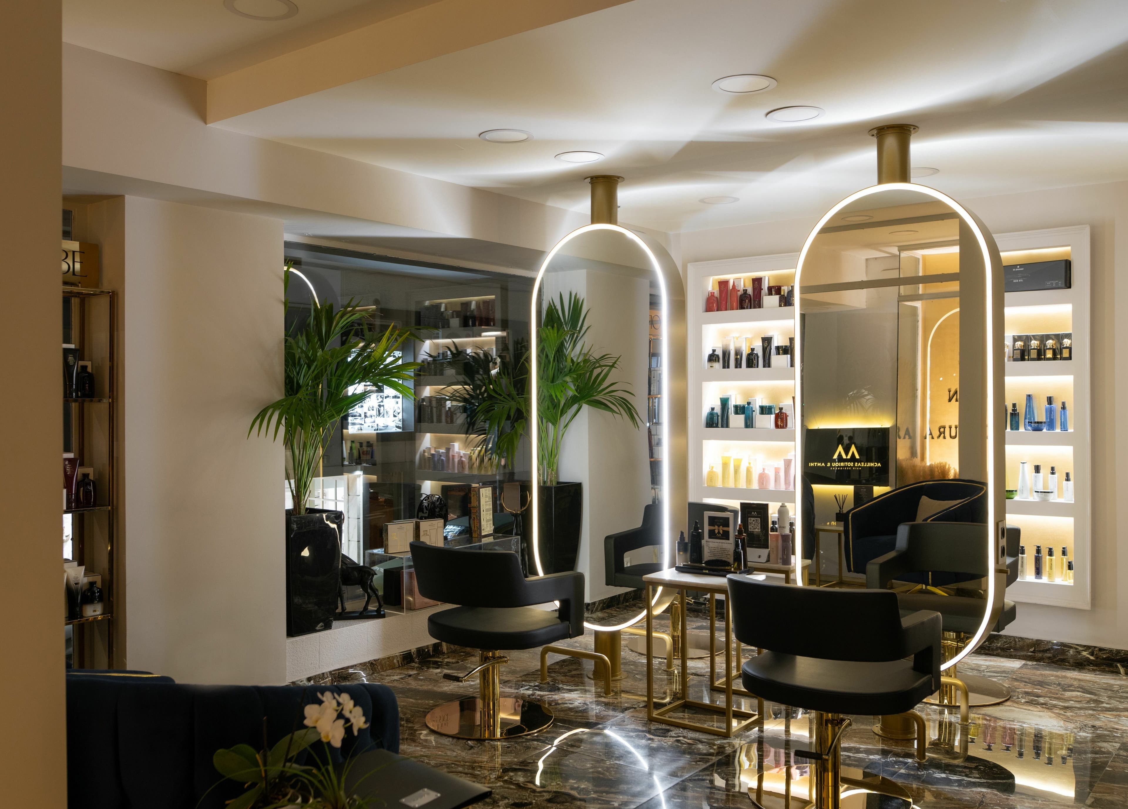 Σύγχρονο σαλόνι ομορφιάς ACHILLEAS SOTIRIOY & ANTHI στην Αθήνα, GR με κομψή διακόσμηση και μοντέρνο φωτισμό.