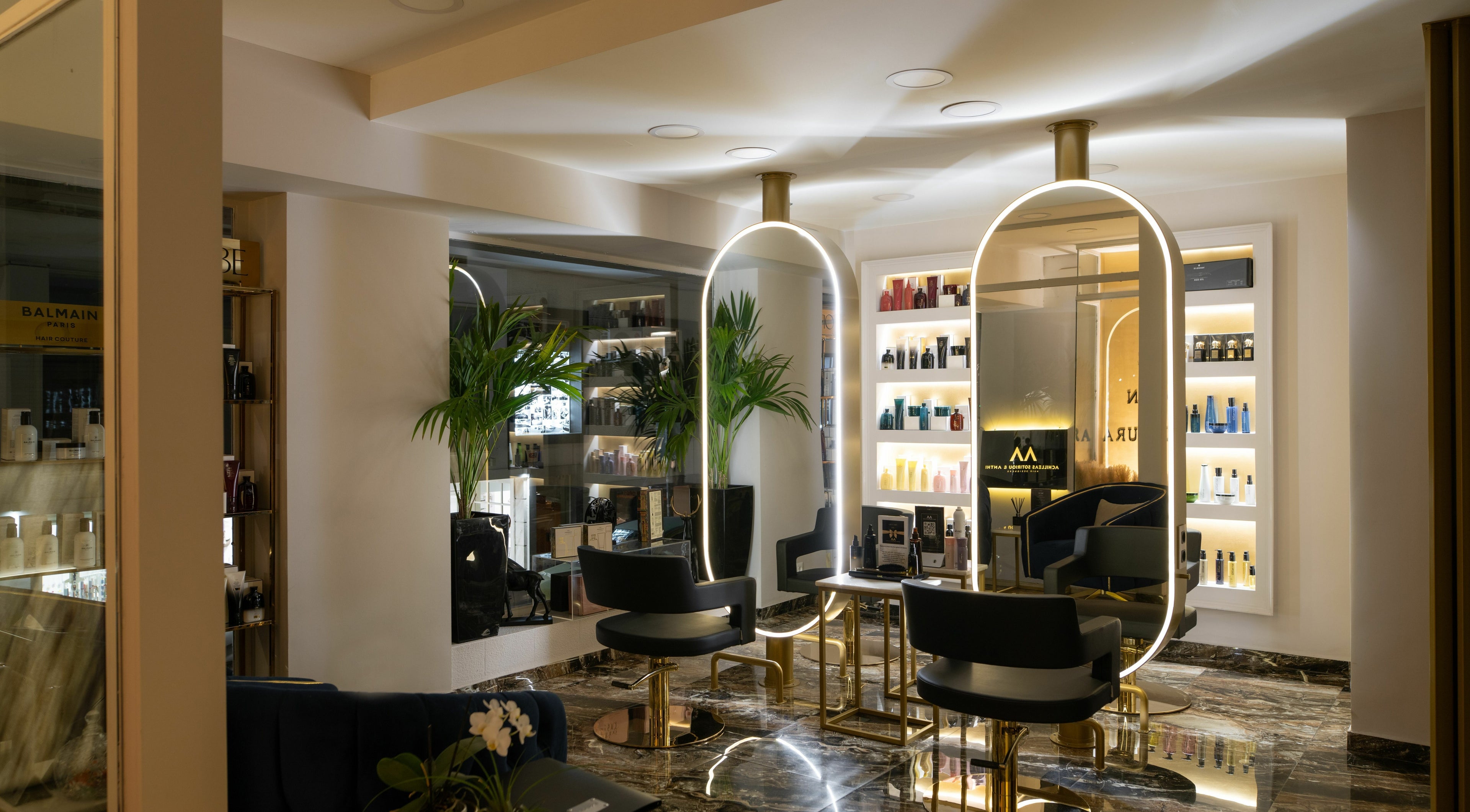 Σύγχρονο σαλόνι ομορφιάς ACHILLEAS SOTIRIOY & ANTHI στην Αθήνα, GR με κομψή διακόσμηση και μοντέρνο φωτισμό.