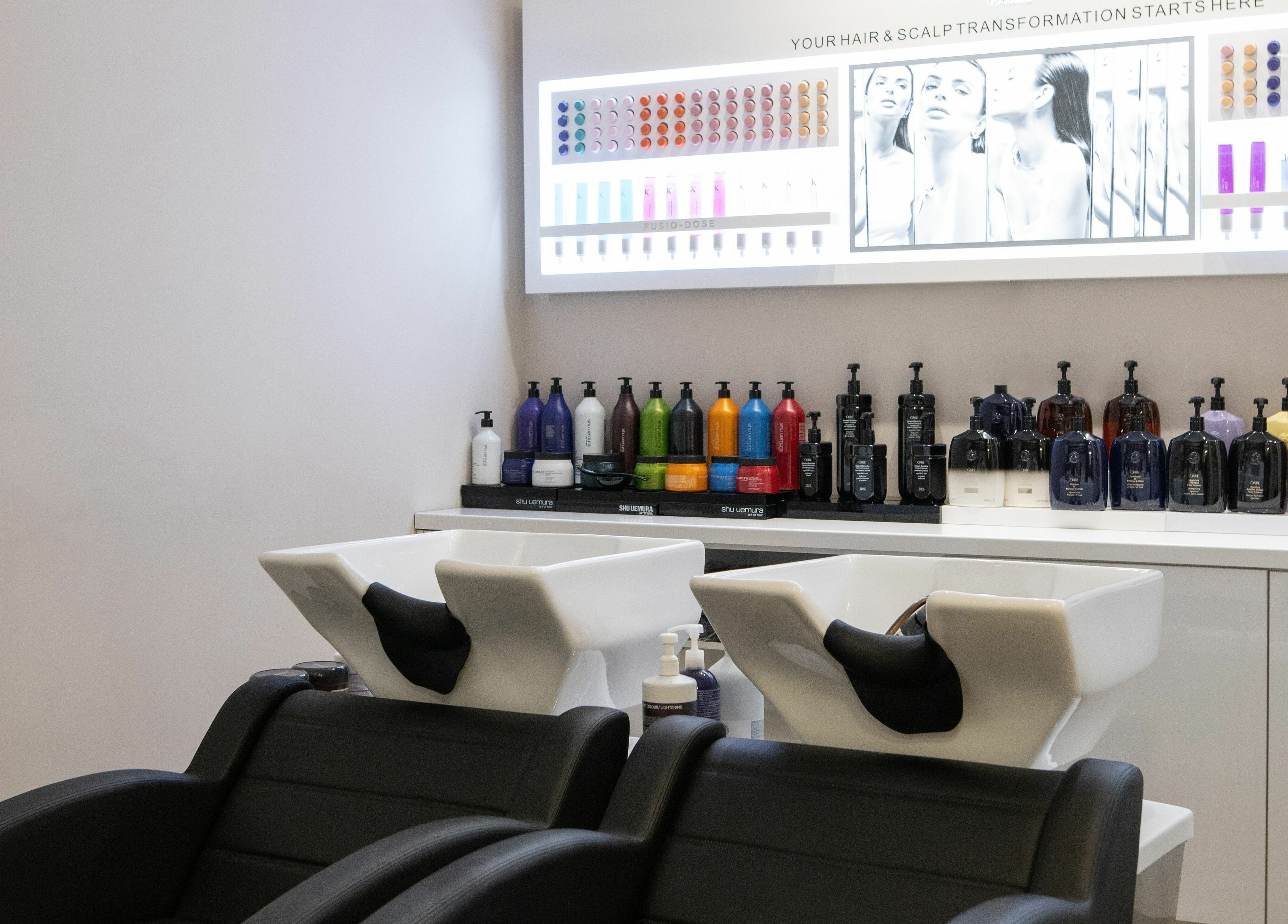 Εσωτερικό χώρου ομορφιάς ACHILLEAS SOTIRIOY & ANTHI με λουτήρες και προϊόντα περιποίησης, Αθήνα, GR.