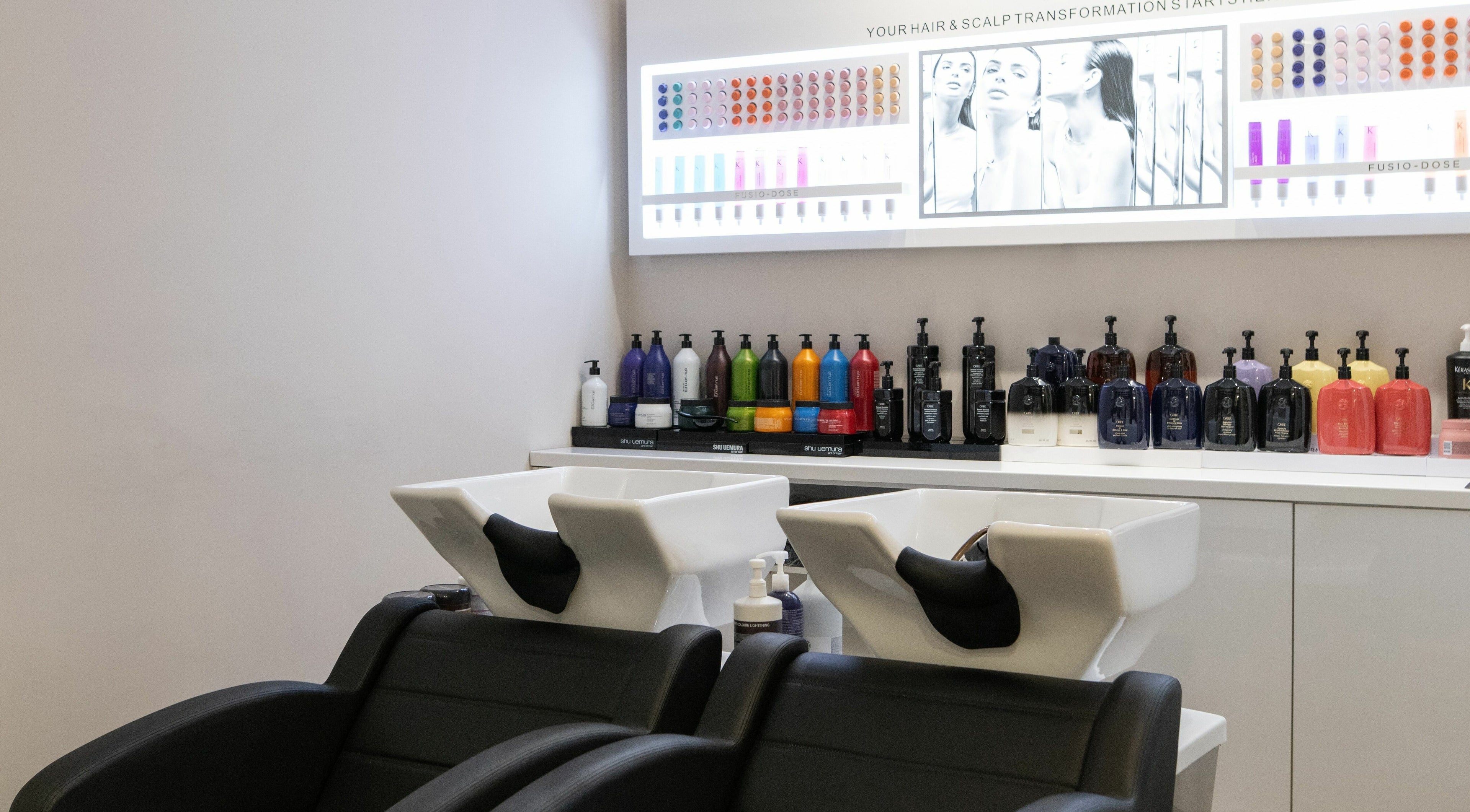 Εσωτερικό χώρου ομορφιάς ACHILLEAS SOTIRIOY & ANTHI με λουτήρες και προϊόντα περιποίησης, Αθήνα, GR.