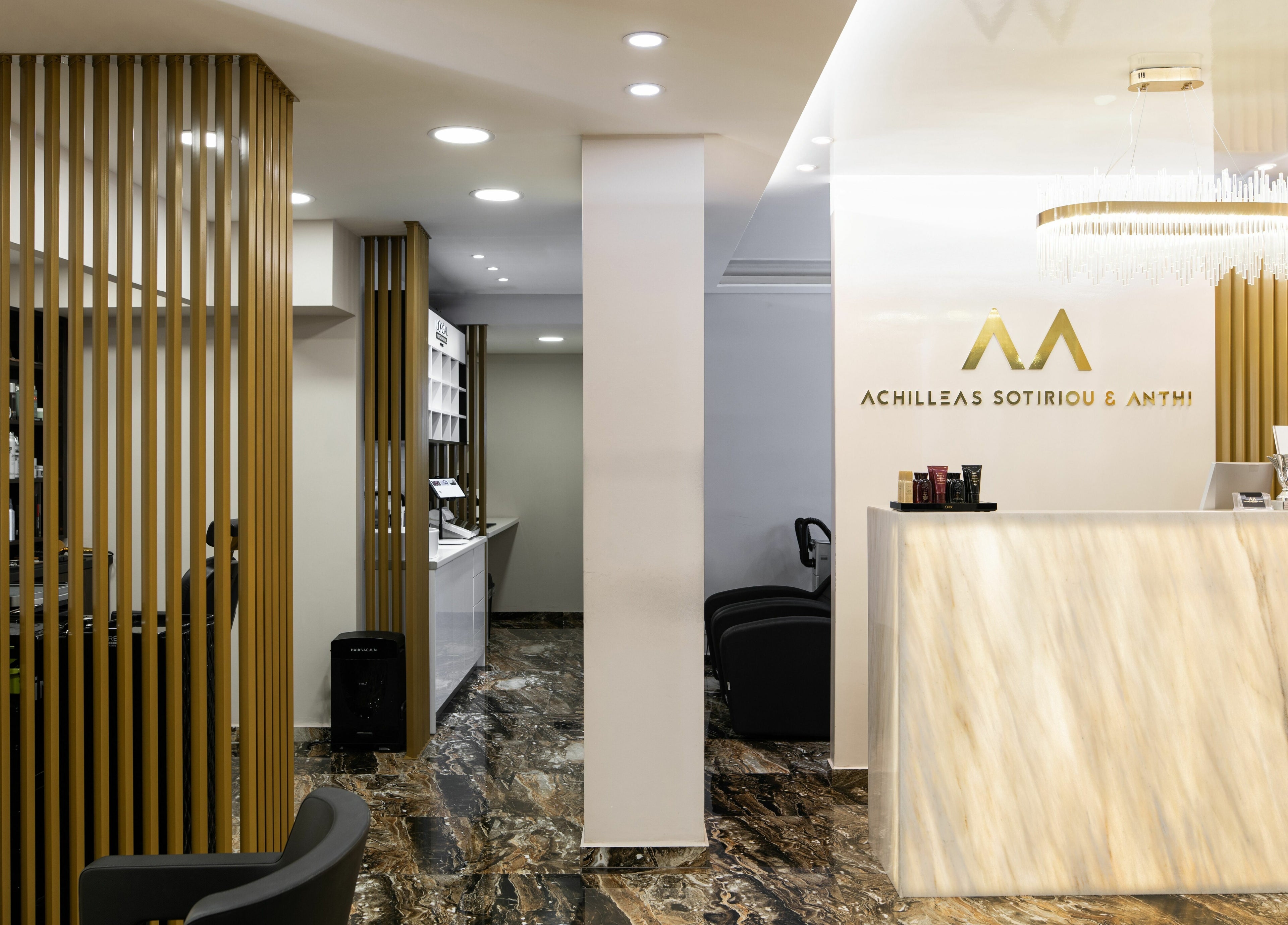 Υποδοχή στο ACHILLEAS SOTIRIOY & ANTHI, Αθήνα, GR με κομψό φωτισμό και μοντέρνα διακόσμηση.