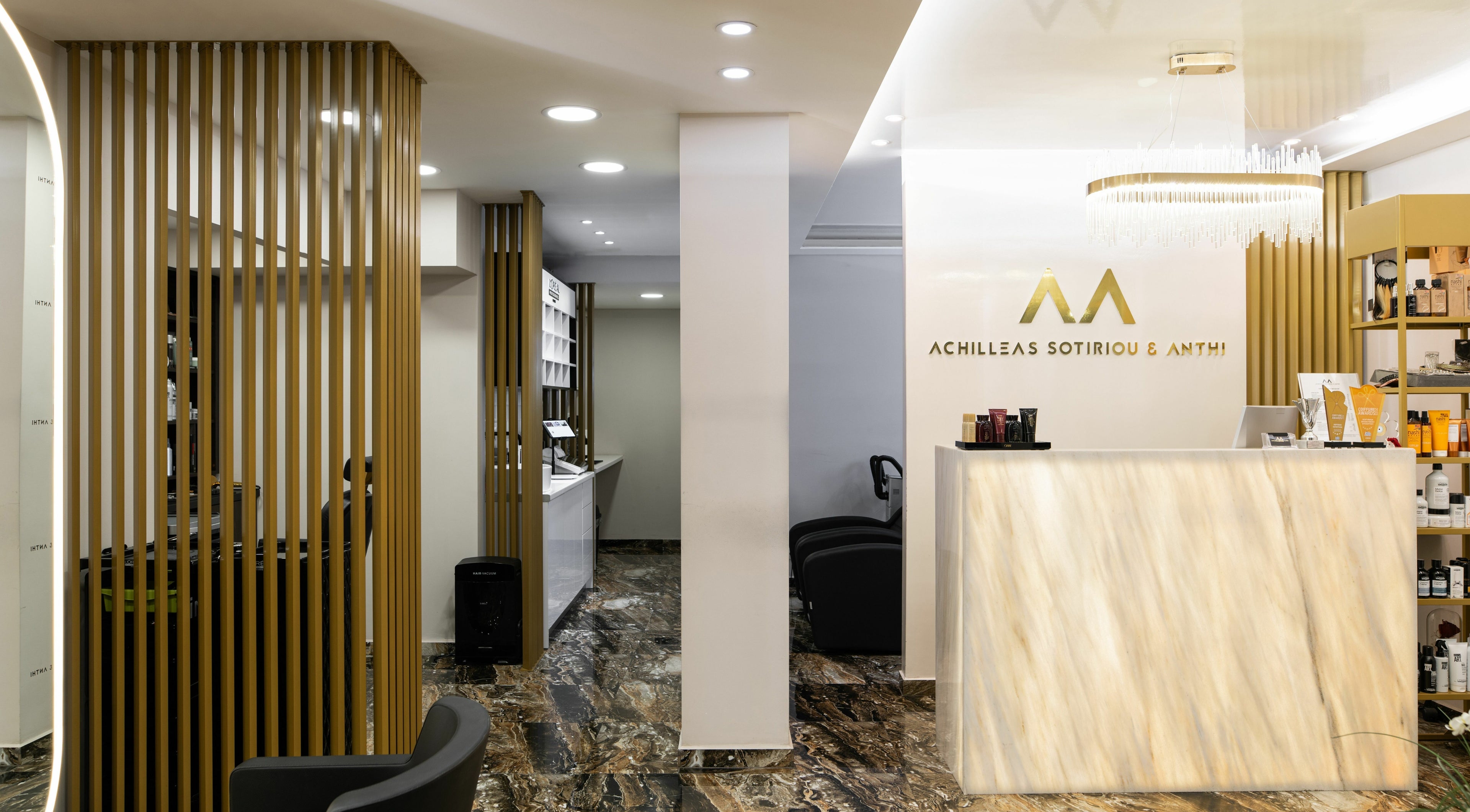 Υποδοχή στο ACHILLEAS SOTIRIOY & ANTHI, Αθήνα, GR με κομψό φωτισμό και μοντέρνα διακόσμηση.