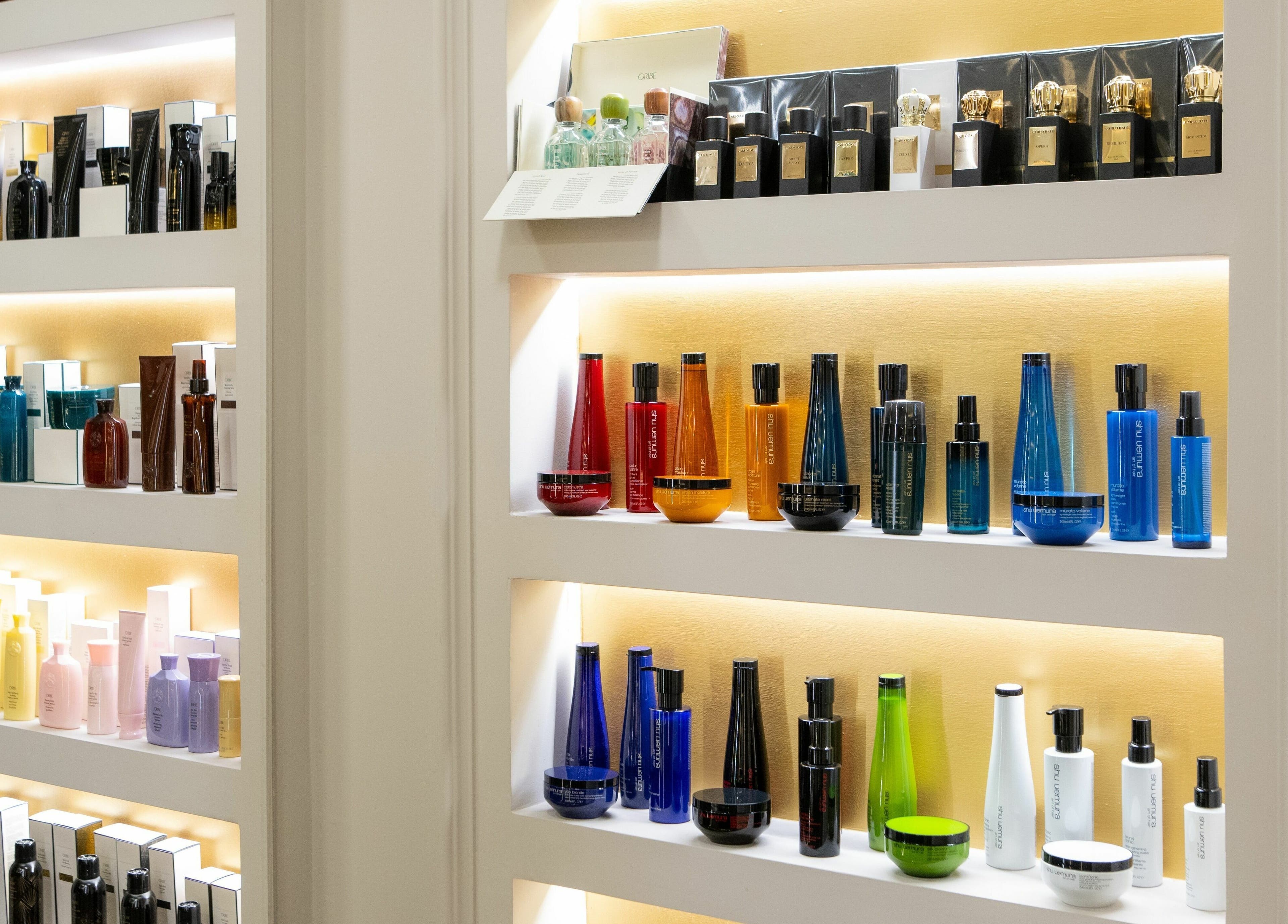 Προθήκη καλλυντικών στο ACHILLEAS SOTIRIOY & ANTHI, Αθήνα, GR με προϊόντα ομορφιάς.