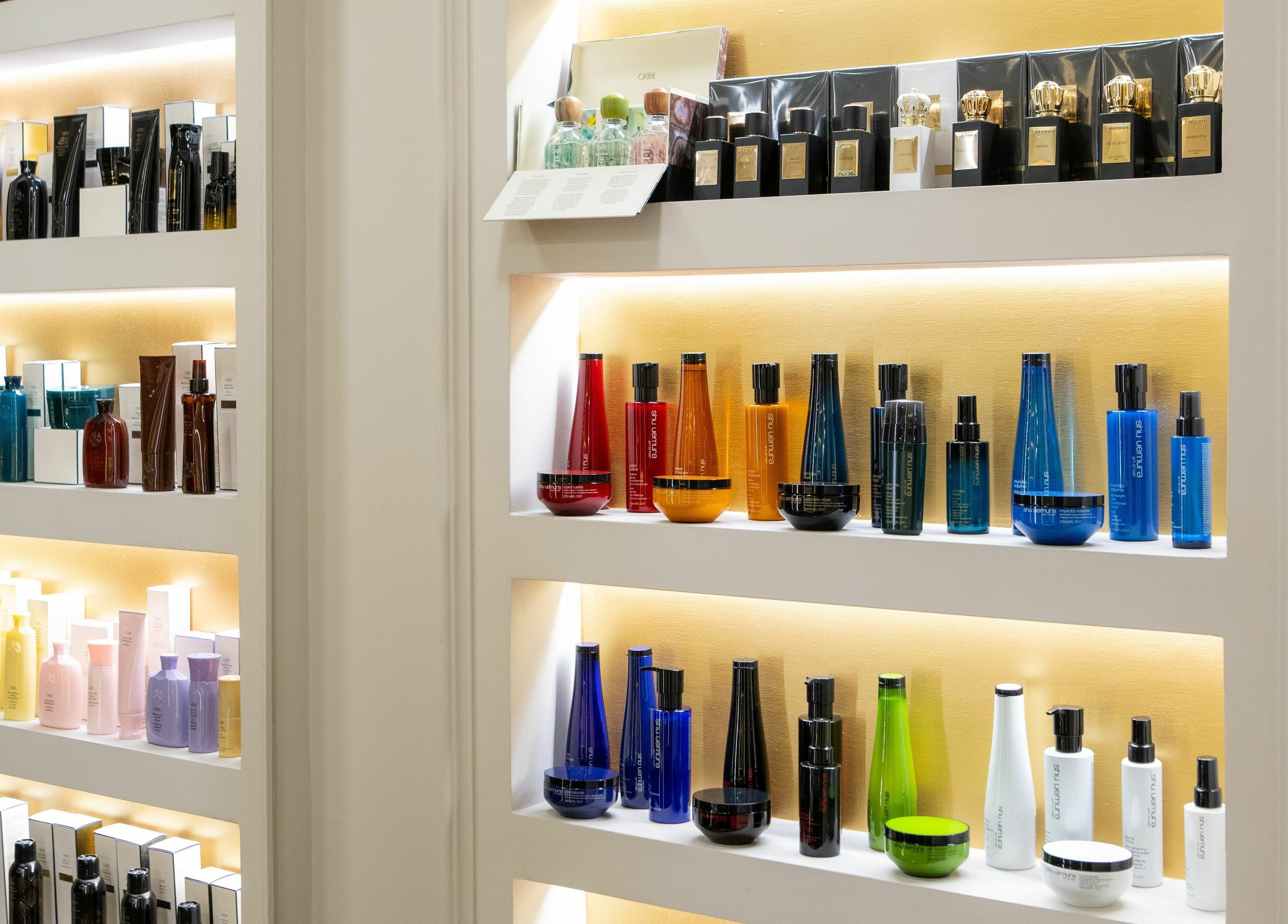 Προθήκη καλλυντικών στο ACHILLEAS SOTIRIOY & ANTHI, Αθήνα, GR με προϊόντα ομορφιάς.