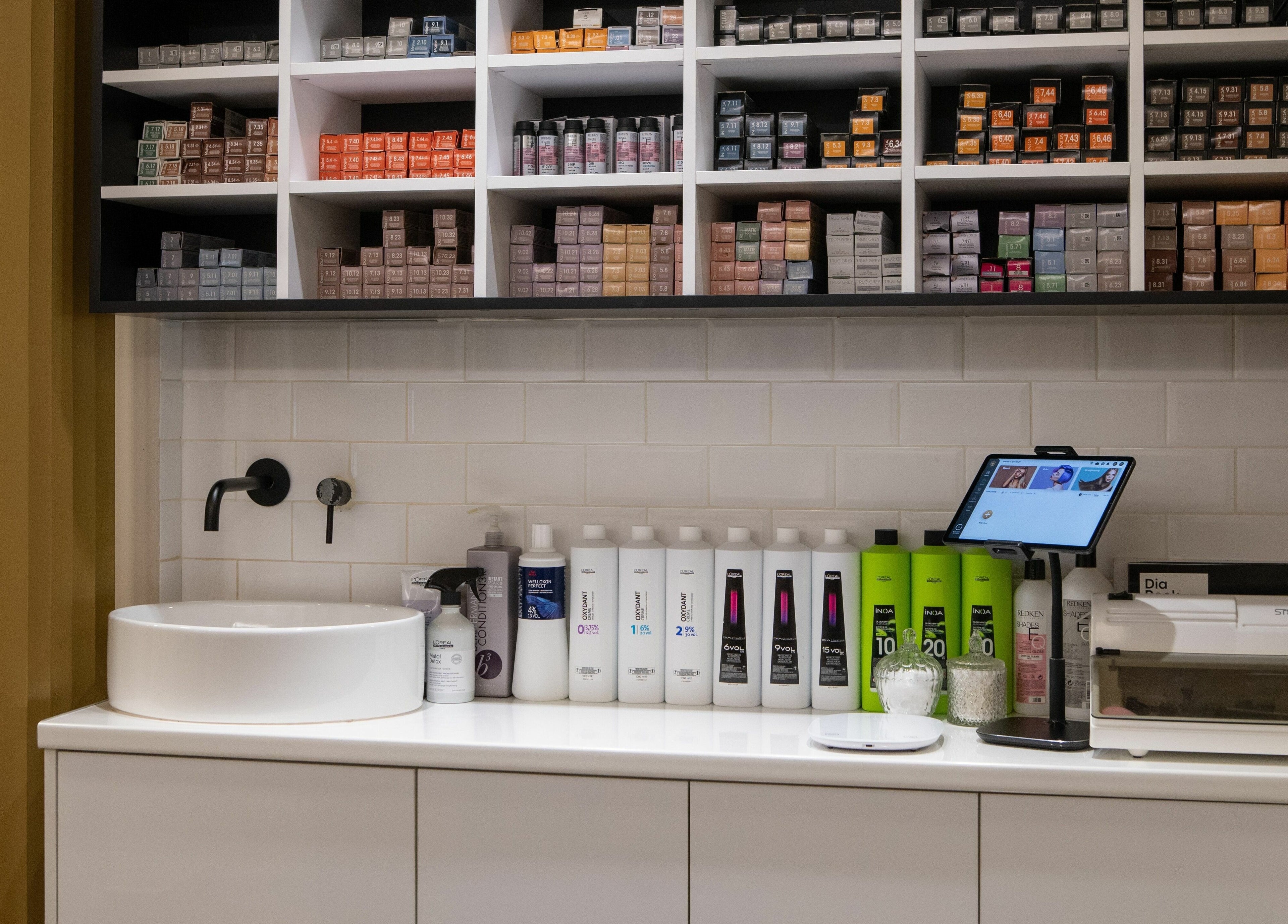 Καθαρές γραμμές και προϊόντα ομορφιάς στο ACHILLEAS SOTIRIOY & ANTHI, Αθήνα, GR.