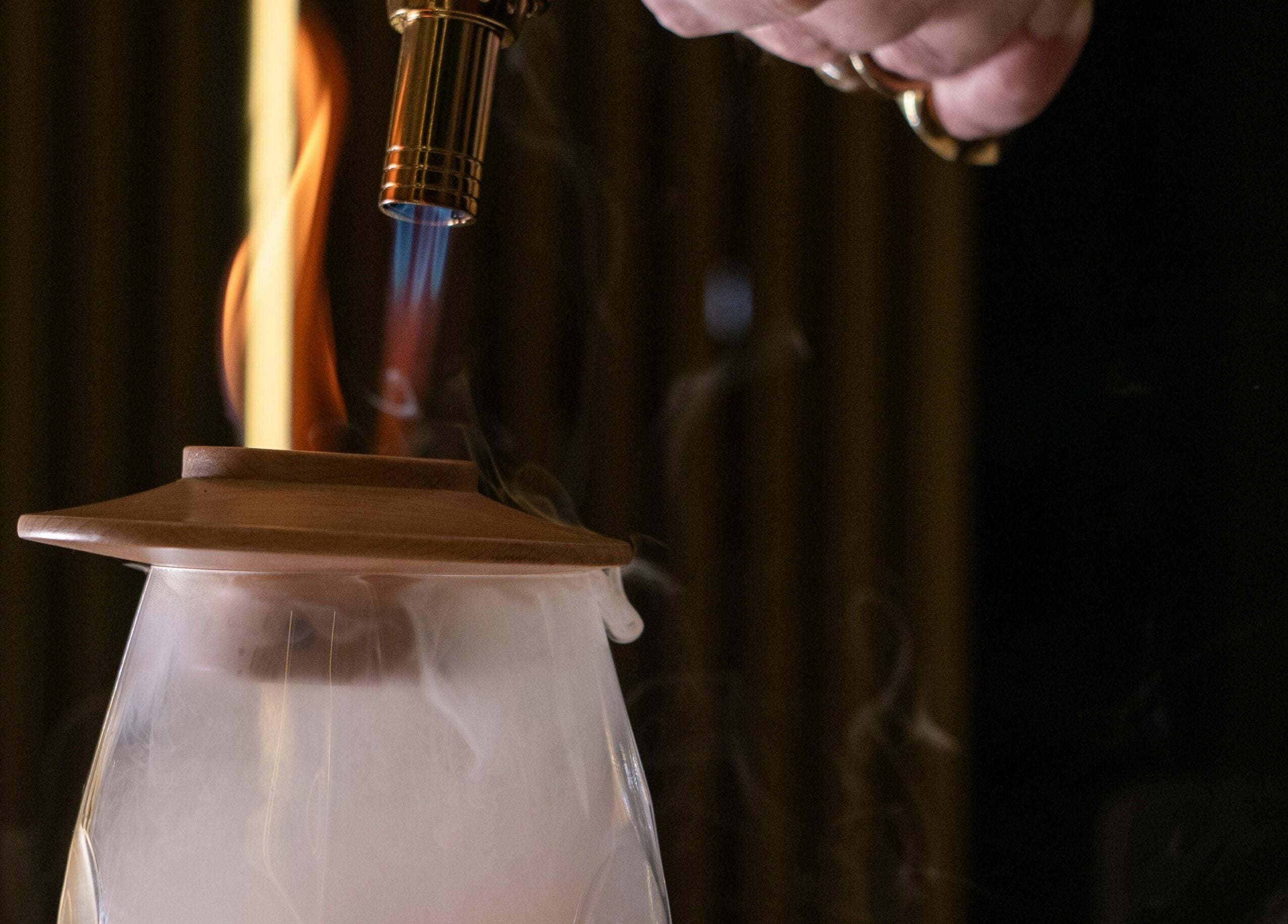 Αρωματοθεραπεία με φωτιά στο ACHILLEAS SOTIRIOY & ANTHI, Αθήνα, GR για απόλυτη χαλάρωση.