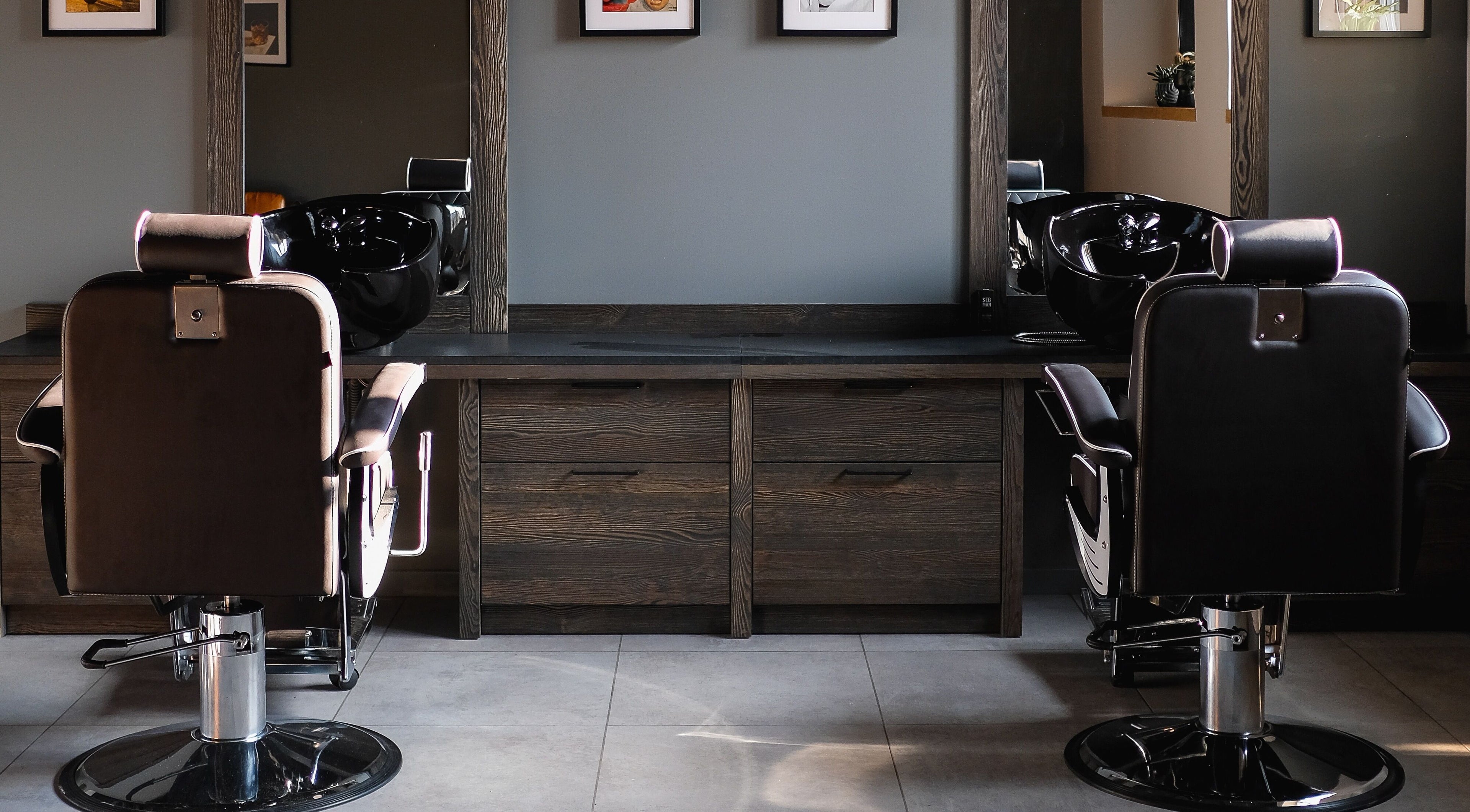 Modern salon chairs at Skaistuma ēra in Jelgava, LV, offering stylish beauty services.
