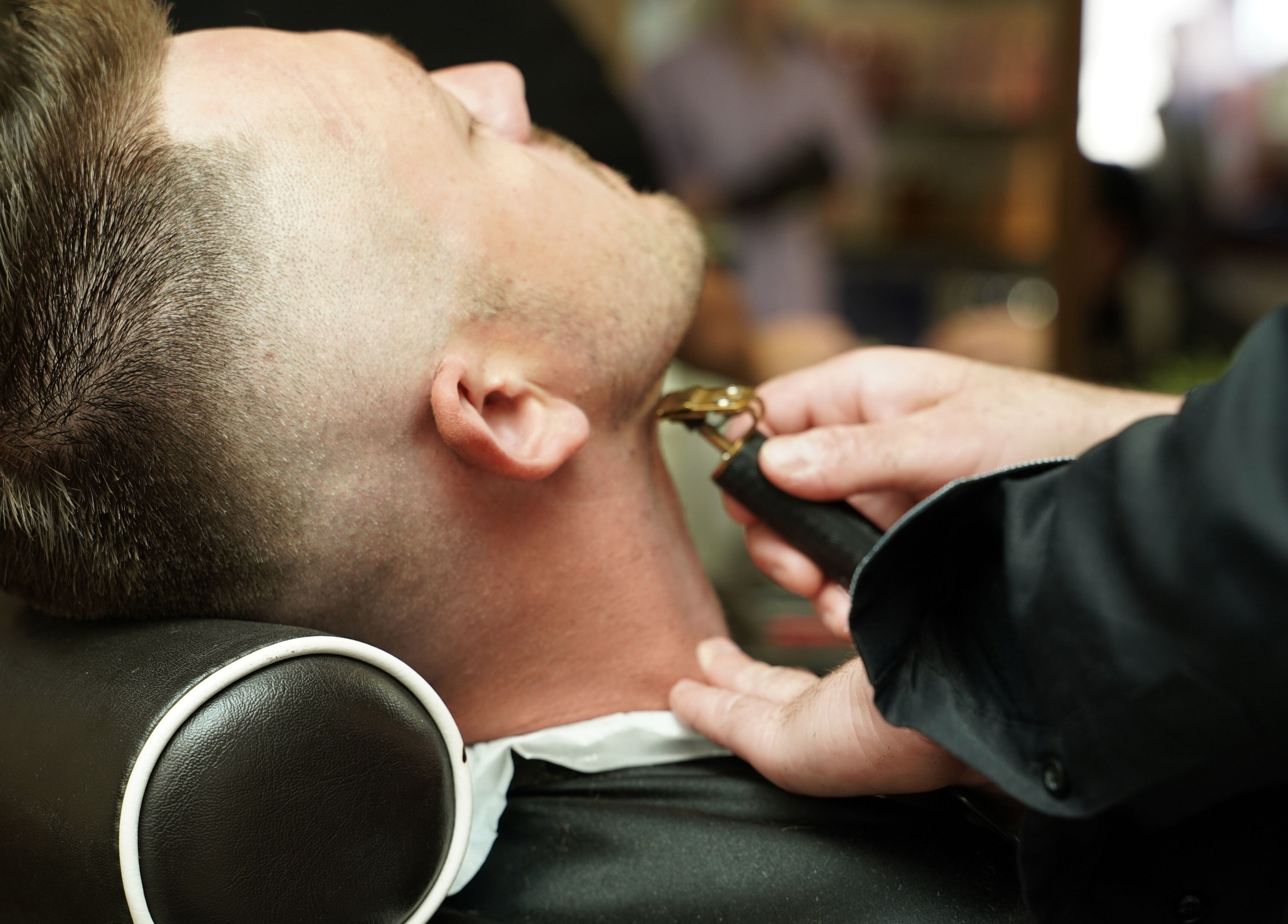 Professional haircut service at Skaistuma ēra in Jelgava, LV, showcasing precision grooming.