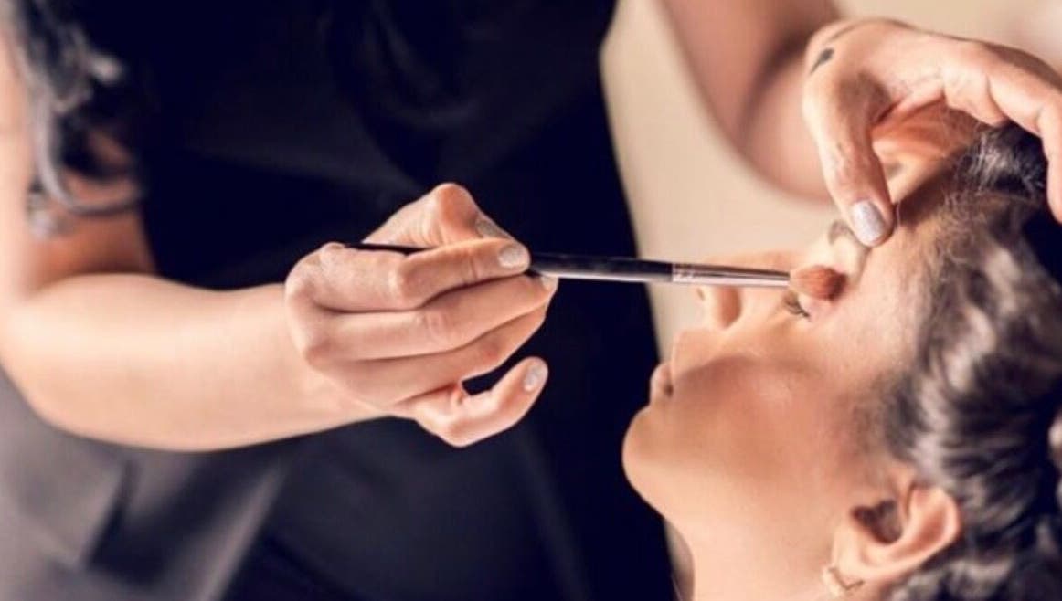 Maquilladora aplicando sombra en Katra, La Romana, La Romana, DO.