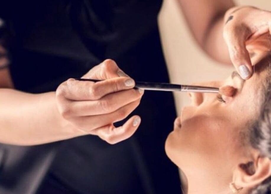 Maquilladora aplicando sombra en Katra, La Romana, La Romana, DO.