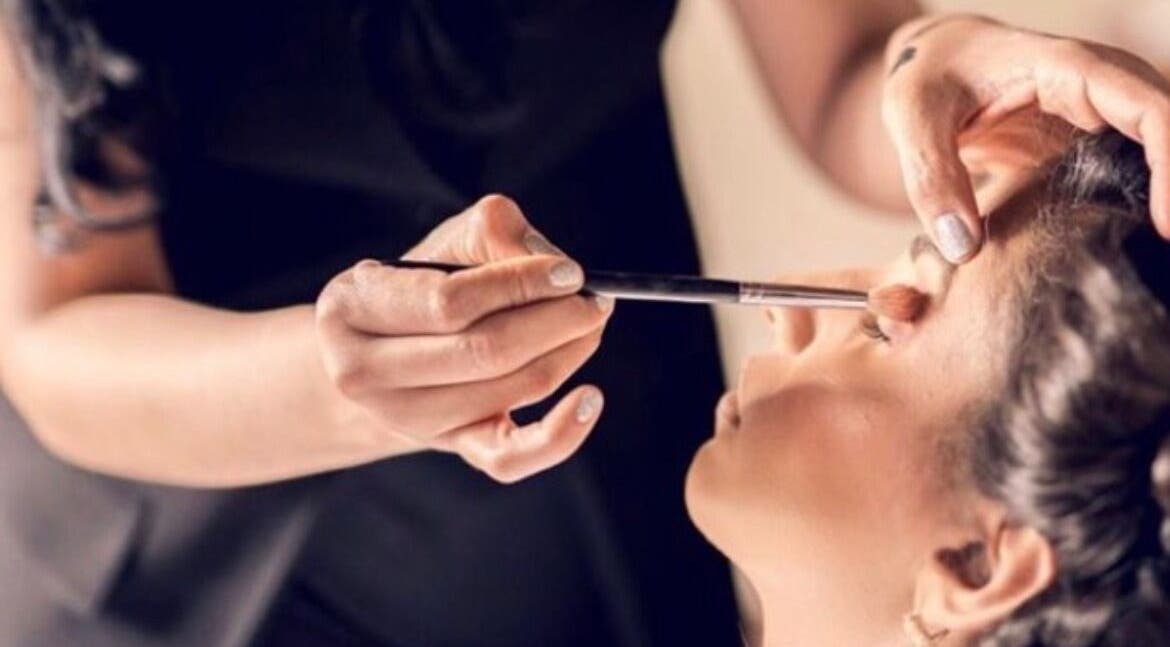 Maquilladora aplicando sombra en Katra, La Romana, La Romana, DO.