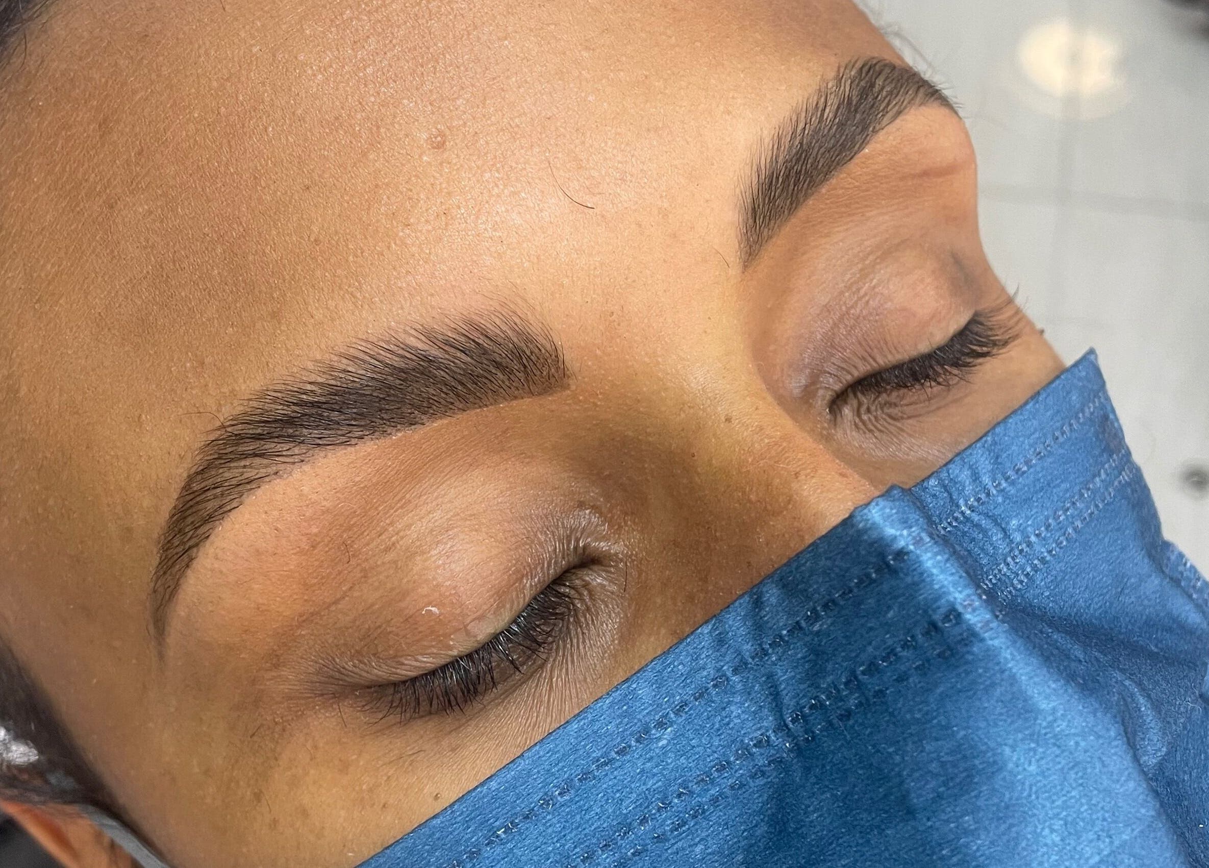 Cejas perfectamente estilizadas en Katra, La Romana, La Romana, DO, realzando belleza natural.