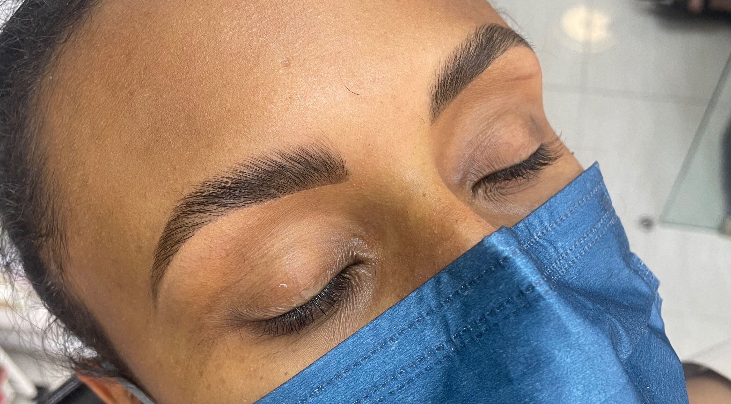 Cejas perfectamente estilizadas en Katra, La Romana, La Romana, DO, realzando belleza natural.