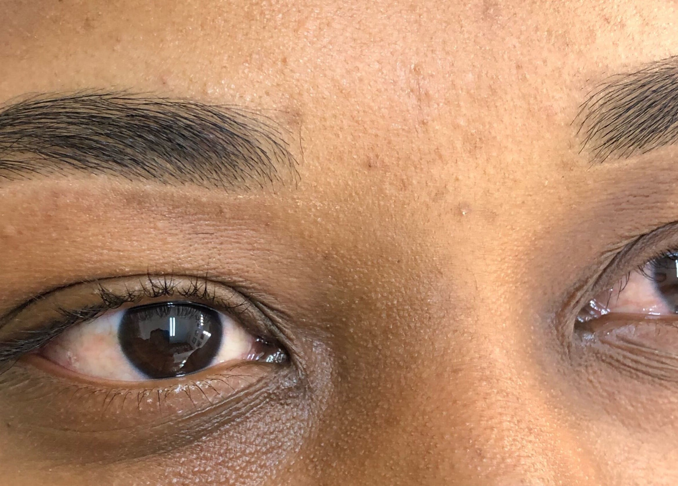 Primer plano de cejas estilizadas en Katra, La Romana, La Romana, DO, destacando su definición.