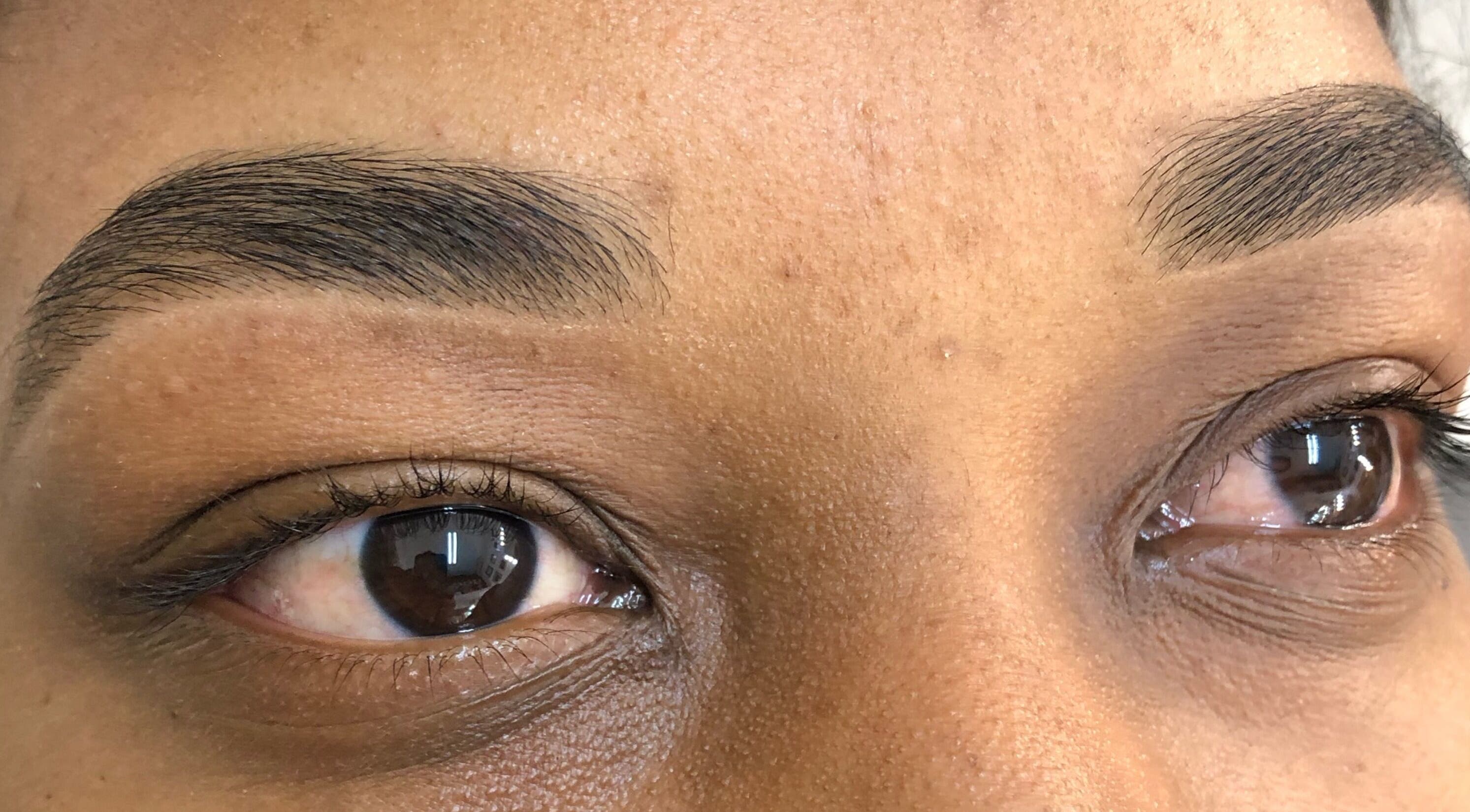 Primer plano de cejas estilizadas en Katra, La Romana, La Romana, DO, destacando su definición.