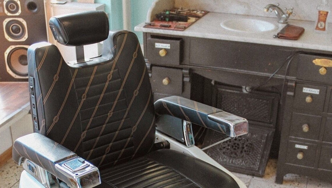 Stijlvolle vintage kappersstoel bij Retro 36 Barbershop in Veldhoven, Noord-Brabant, NL.