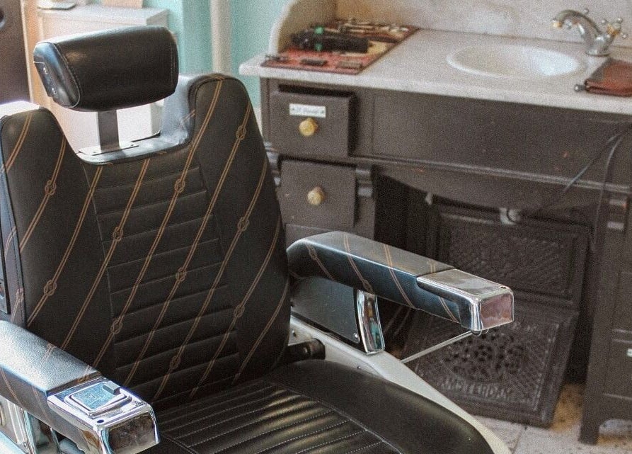 Stijlvolle vintage kappersstoel bij Retro 36 Barbershop in Veldhoven, Noord-Brabant, NL.