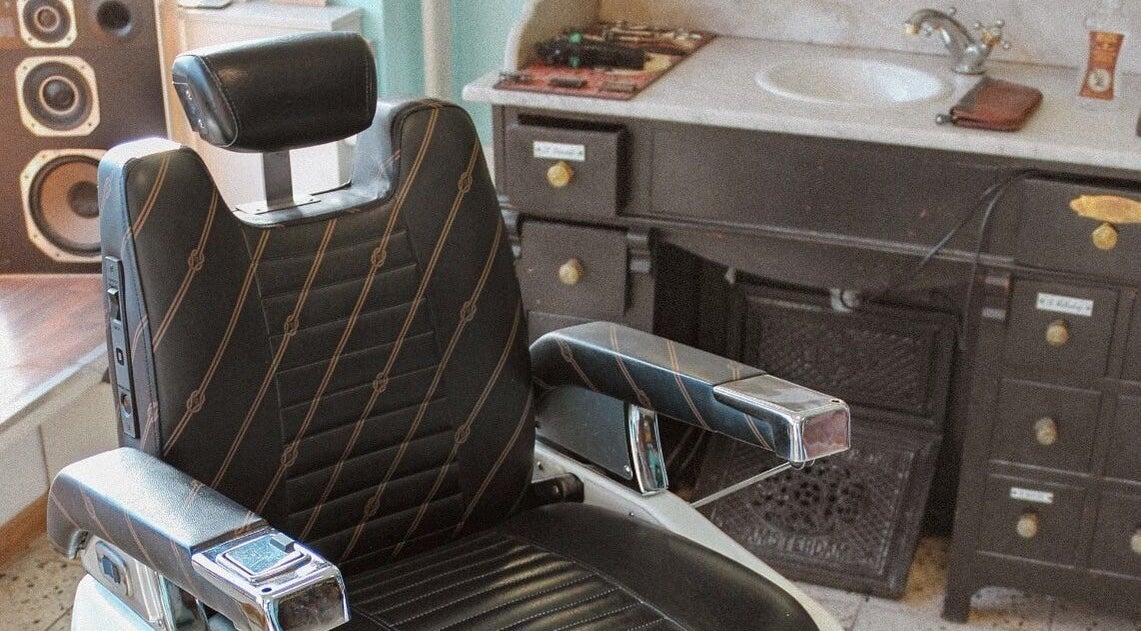 Stijlvolle vintage kappersstoel bij Retro 36 Barbershop in Veldhoven, Noord-Brabant, NL.