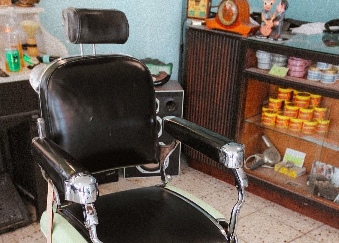 Vintage kappersstoel bij Retro 36 Barbershop in Veldhoven, Noord-Brabant, NL met traditionele inrichting.