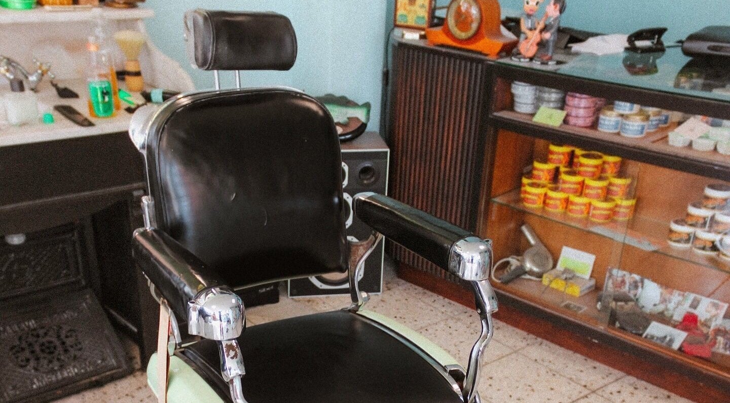 Vintage kappersstoel bij Retro 36 Barbershop in Veldhoven, Noord-Brabant, NL met traditionele inrichting.