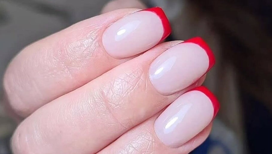 Яркий красный маникюр в Clube de Beleza - Cabeleireiro Estética, Амадора, Лиссабон, Португалия.