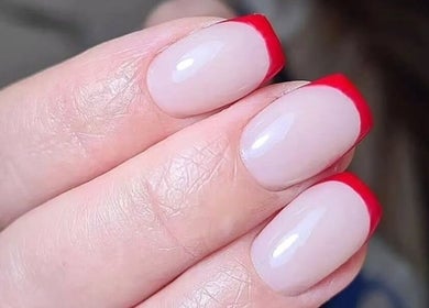 Яркий красный маникюр в Clube de Beleza - Cabeleireiro Estética, Амадора, Лиссабон, Португалия.