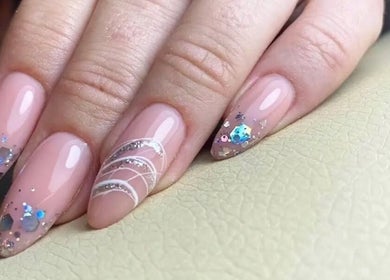 Элегантный маникюр с блёстками в Clube de Beleza - Cabeleireiro Estética, Амадора, Лиссабон, Португалия.