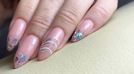 Элегантный маникюр с блёстками в Clube de Beleza - Cabeleireiro Estética, Амадора, Лиссабон, Португалия.