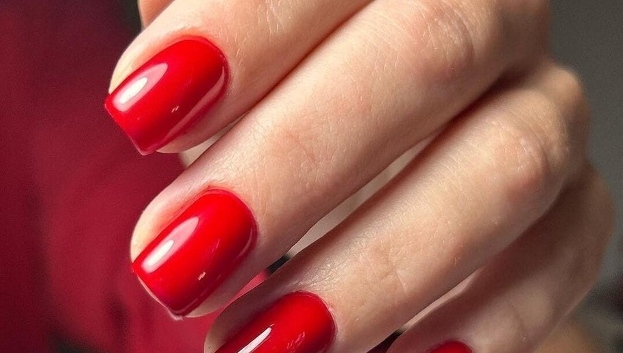 Яркий красный маникюр в Clube de Beleza - Cabeleireiro Estética, Амадора, Лиссабон, Португалия.