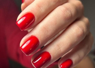 Яркий красный маникюр в Clube de Beleza - Cabeleireiro Estética, Амадора, Лиссабон, Португалия.