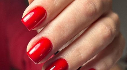 Яркий красный маникюр в Clube de Beleza - Cabeleireiro Estética, Амадора, Лиссабон, Португалия.