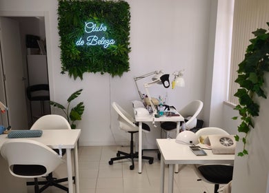 Салон Clube de Beleza - Cabeleireiro Estética в Амадора, Лиссабон, Португалия с элегантным интерьером.