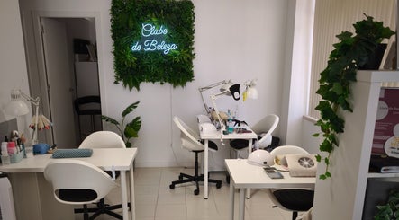 Салон Clube de Beleza - Cabeleireiro Estética в Амадора, Лиссабон, Португалия с элегантным интерьером.