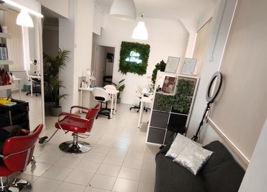 Интерьер Clube de Beleza - Cabeleireiro Estética, уютный салон в Амадора, Лиссабон, Португалия.