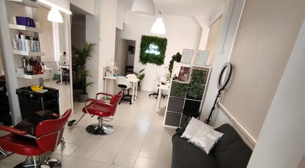 Интерьер Clube de Beleza - Cabeleireiro Estética, уютный салон в Амадора, Лиссабон, Португалия.
