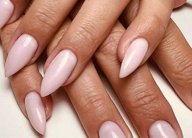 Стильный маникюр в Clube de Beleza - Cabeleireiro Estética, Amadora, Lisboa, PT.