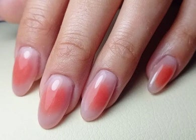 Градиентный маникюр в Clube de Beleza - Cabeleireiro Estética, Амадора, Лиссабон, ПТ.