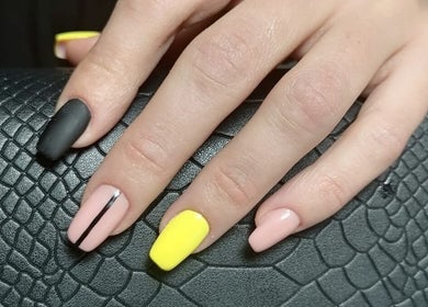 Яркий маникюр в Clube de Beleza - Cabeleireiro Estética, Амадора, Лиссабон, Португалия.