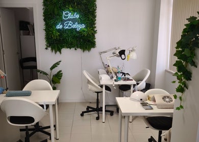 Элегантное пространство Clube de Beleza - Cabeleireiro Estética в Амадора, Лиссабон, Португалия, с растительным декором.