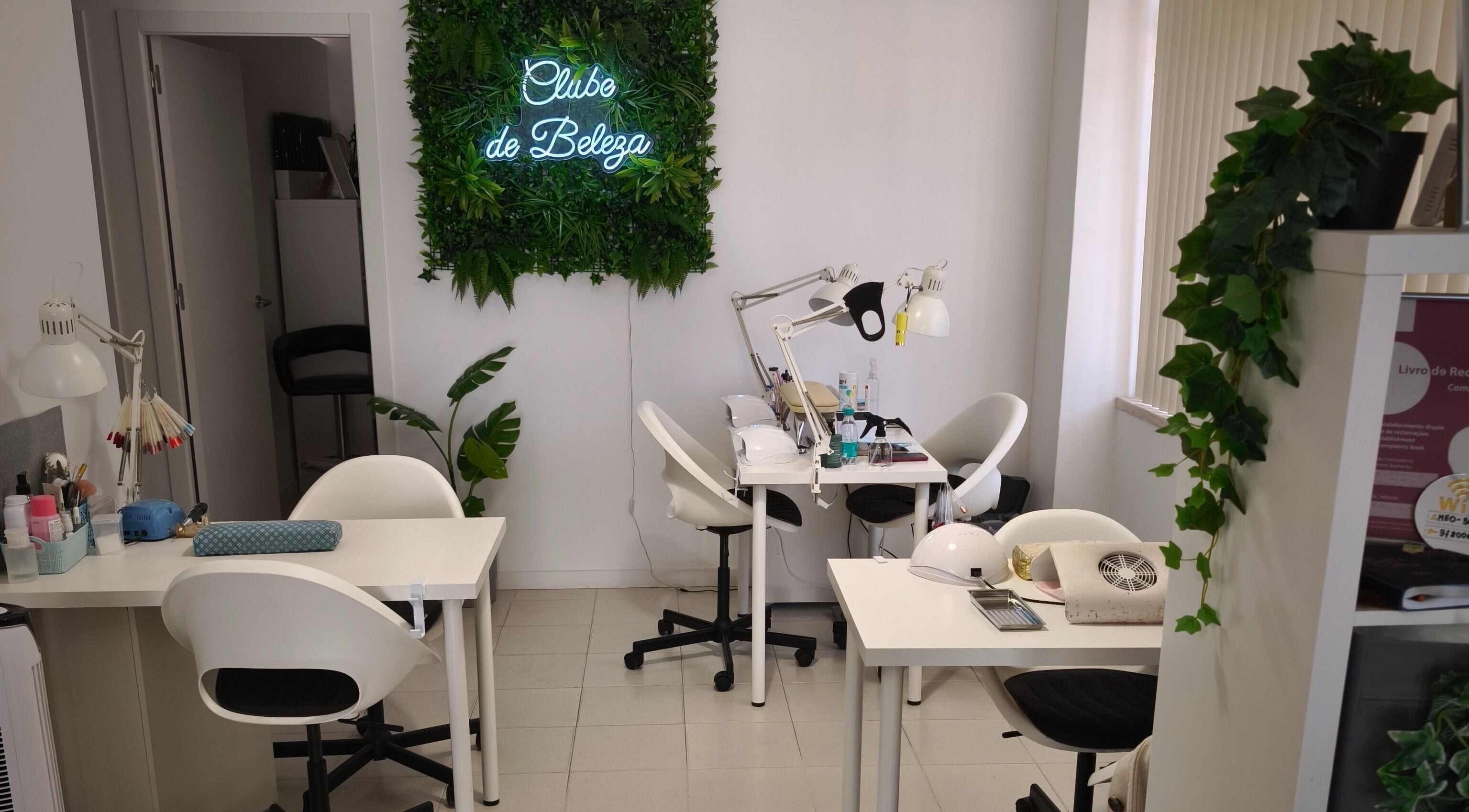 Элегантное пространство Clube de Beleza - Cabeleireiro Estética в Амадора, Лиссабон, Португалия, с растительным декором.