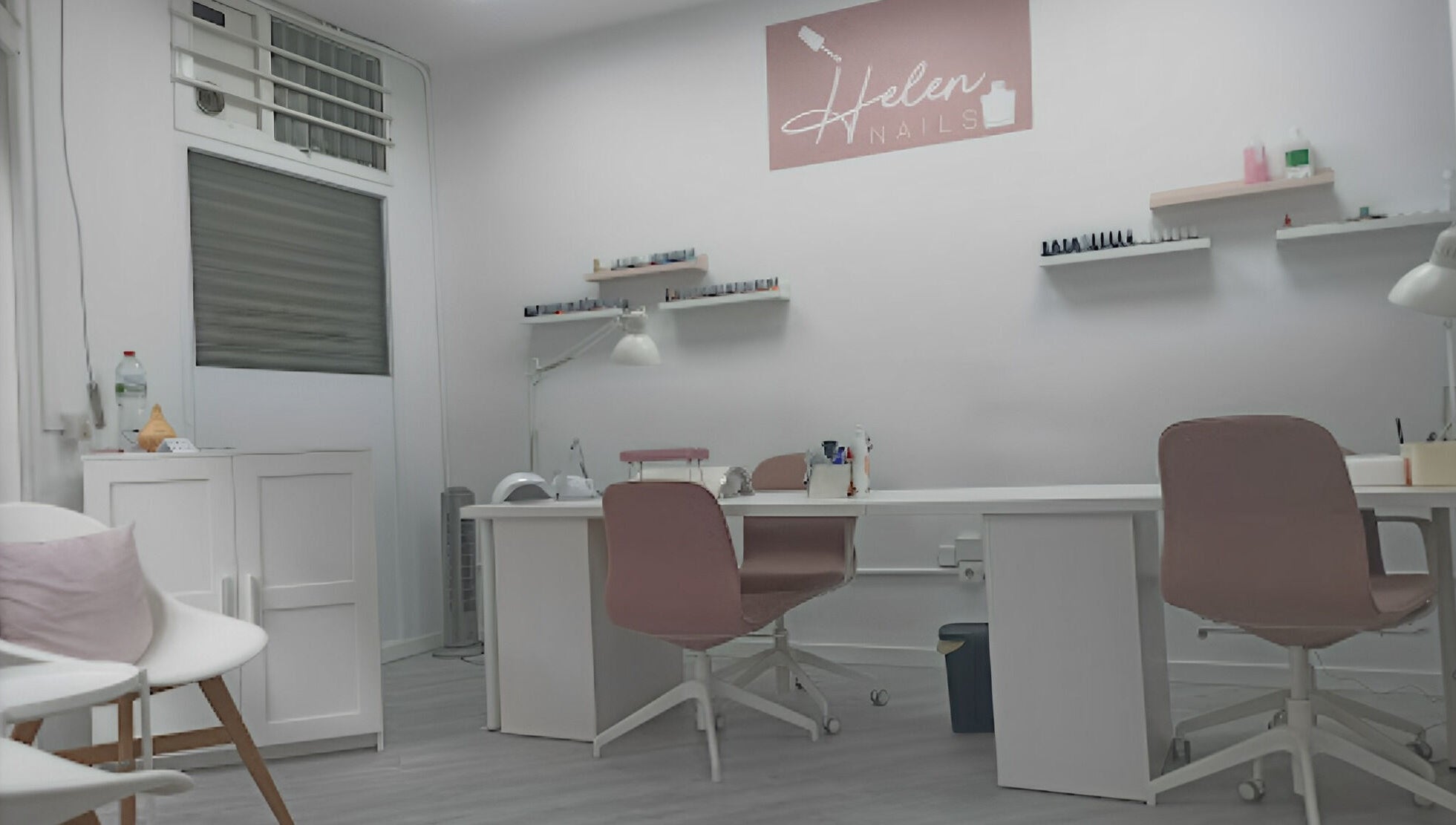 Interior moderno de Helen Nails en Barcelona, Catalunya, ES con mesas de manicura y sillas cómodas.