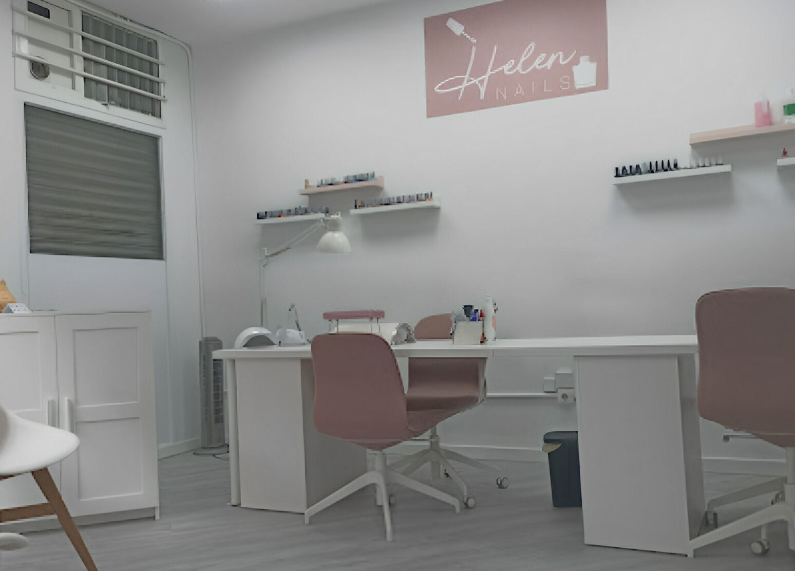 Interior moderno de Helen Nails en Barcelona, Catalunya, ES con mesas de manicura y sillas cómodas.