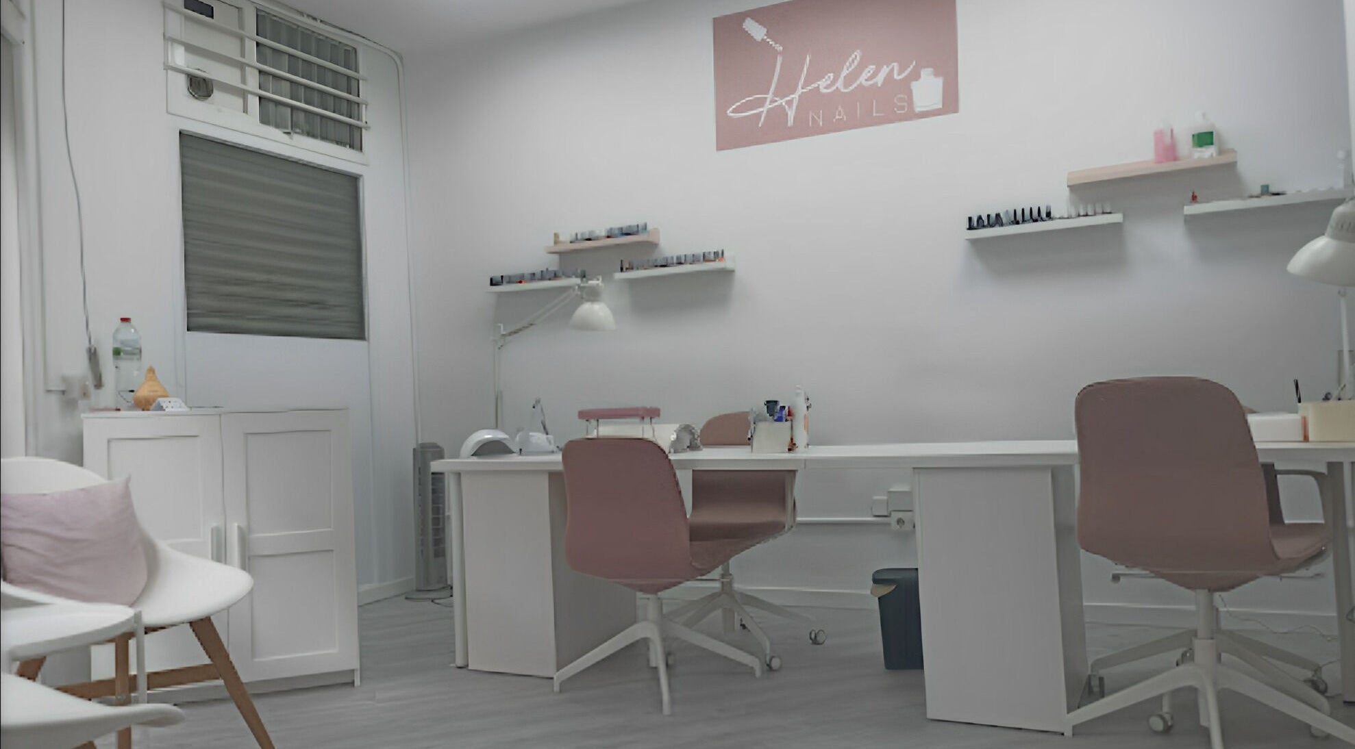 Interior moderno de Helen Nails en Barcelona, Catalunya, ES con mesas de manicura y sillas cómodas.